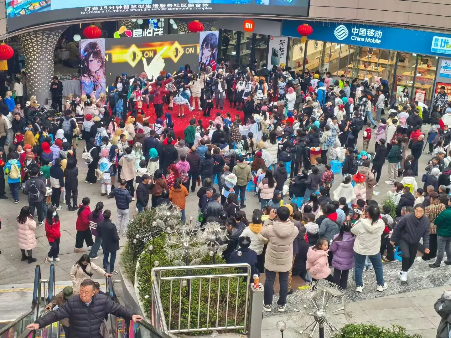 活动现场人流与舞台记录 5