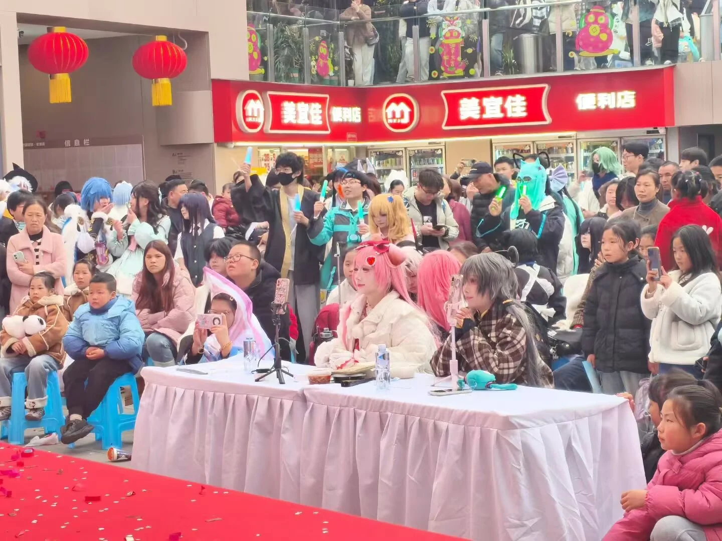 活动现场人流与舞台记录 6