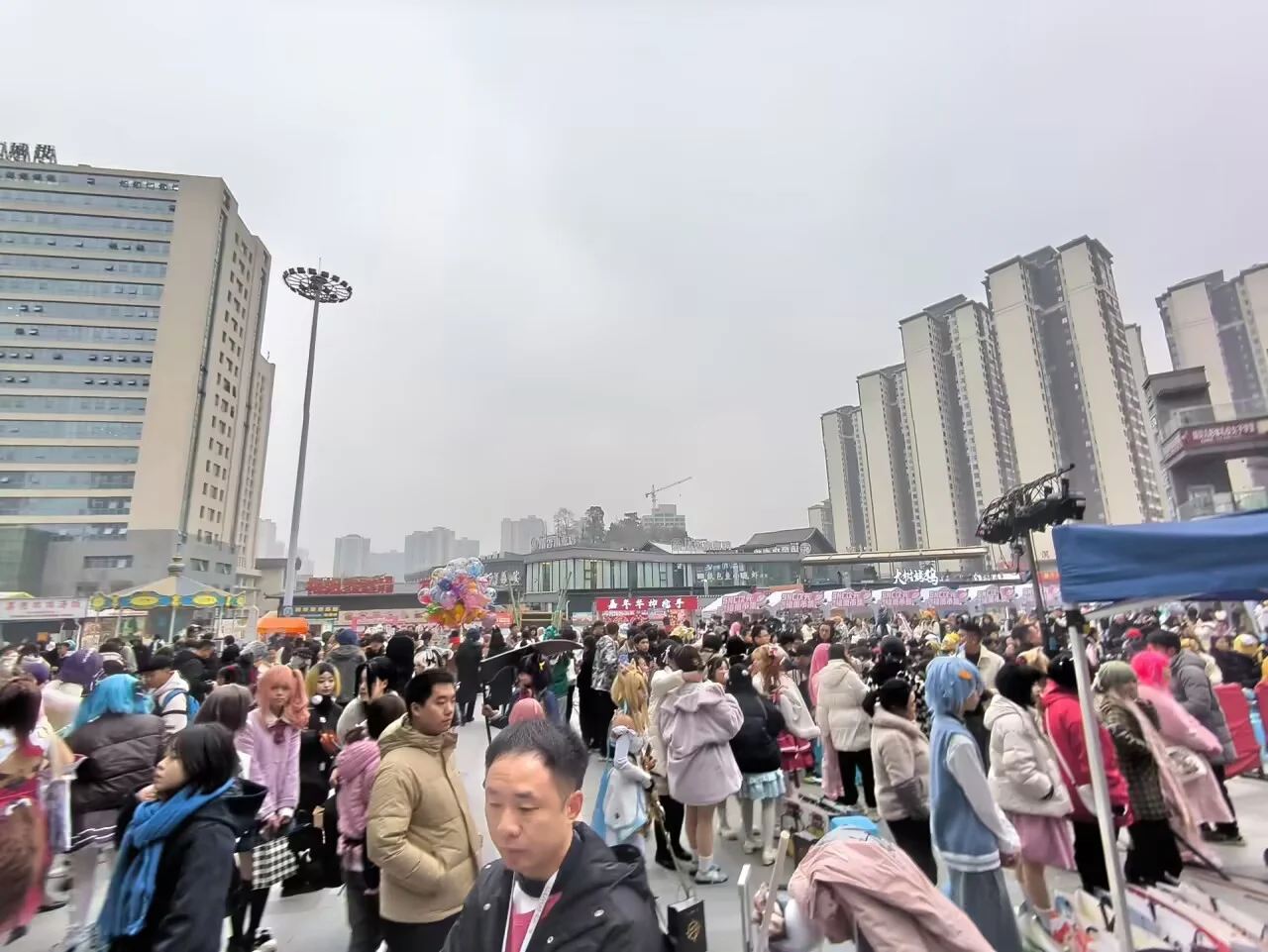 活动现场人流与舞台记录 8