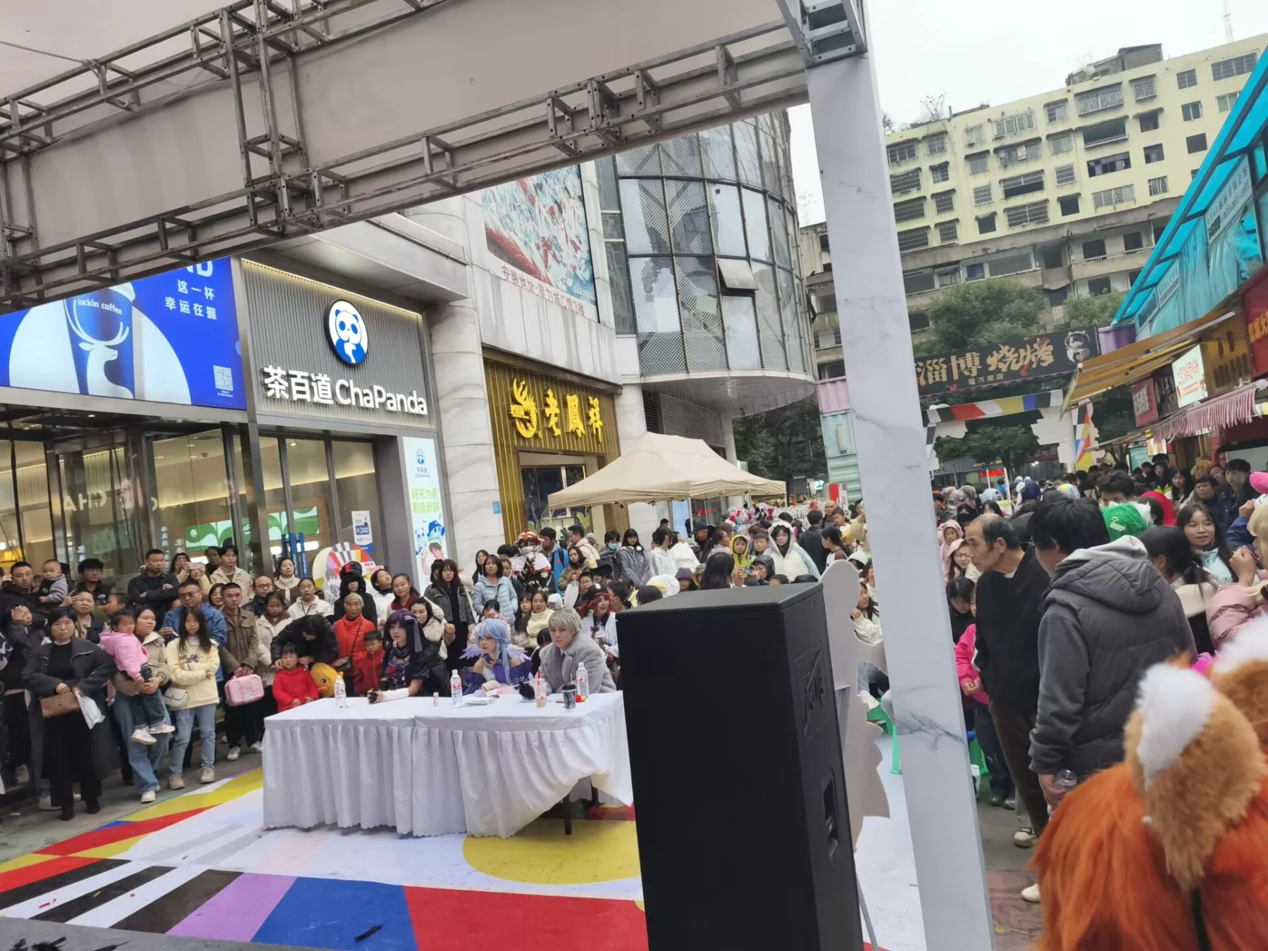 活动现场人流与舞台记录 9