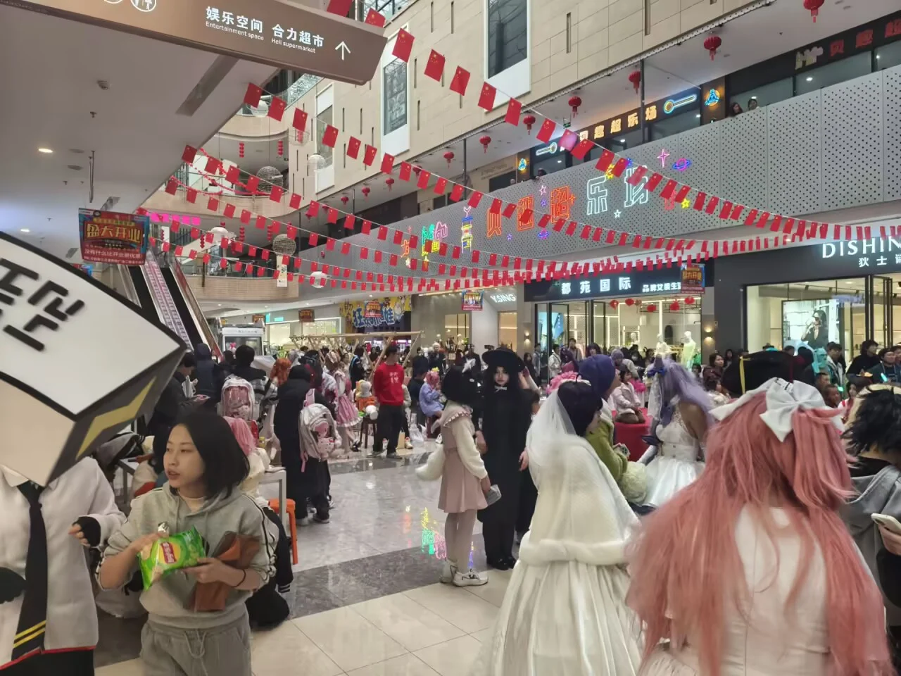 活动现场人流与舞台记录 10