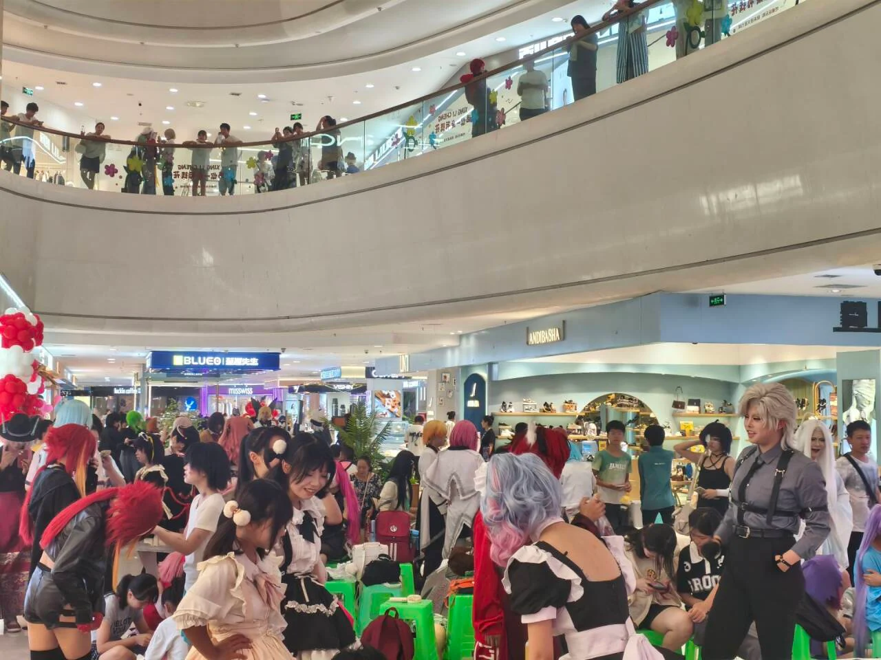 活动现场人流与舞台记录 12